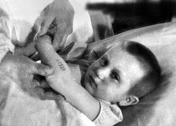 Кадры из фильма «Повесть о наших детях». В лагере Ане набили номер 69929. Уже в Киеве его удалили врачи