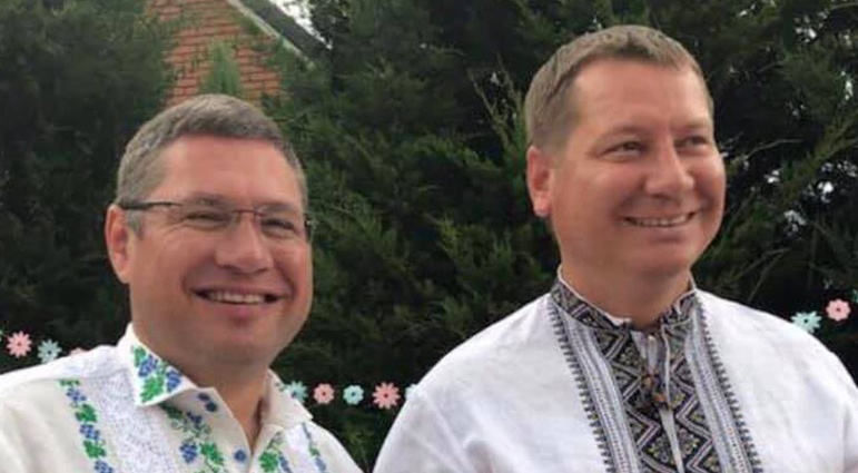 Экс-заместитель главы Херсонской областной государственной администрации Евгений Рищук и экс-глава Херсонской облгосадминистрации Андрей Гордеев, фигурирующие в деле Екатерины Гандзюк как возможные заказчики ее убийства, оставили свои должности, но продолжают вести активную общественно-политическую жизнь. «Знаете, что меня убивает? Через год после нападения на Катю Мангер на свободе, Рищук и Гордеев вообще не привлечены к ответственности»