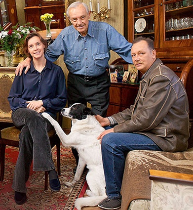 Кирилл Юрьевич с дочерью Марией и сыном Сергеем в питерской квартире, 2004 год. «У меня с папой были очень близкие и откровенные отношения. Мне каждый день не хватает его совета, он всегда рядом»