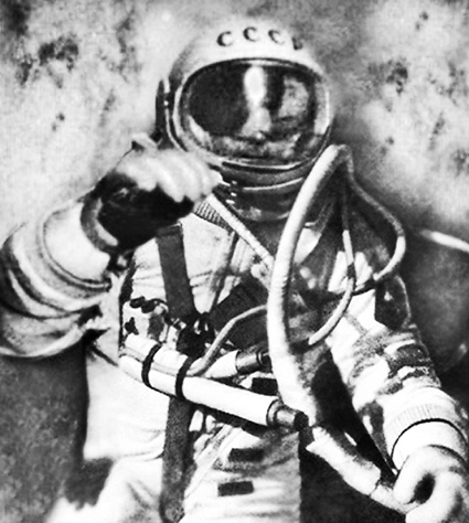 «Все куда-то подкатилось, звезды были внизу, слева, справа. Светили они здесь ярче, а Земля, как голубой шар, раскручивалась, раскручивалась... Вот абсолютно точная иллюстрация того, что я в открытом космосе наблюдал...»