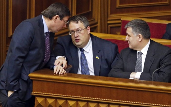 «Работая в команде Арсена Борисовича, я не иду на компромиссы со своей совестью: делаю то, что хочу, говорю то, что пожелаю. Когда не согласен с позицией «Народного фронта», не голосую…». Февраль 2015 года, зал Верховной Рады. Председатель фракции Блока Петра Порошенко, будущий генпрокурор Юрий Луценко, нардеп от «Народного фронта» Антон Геращенко и министр внутренних дел Арсен Аваков