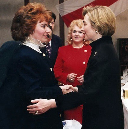 Первая леди Беларуси Ирина Шушкевич с первой леди США Хиллари Клинтон, на заднем плане — супруга председателя Совета Министров Беларуси Вячеслава Кебича Елена. Минск, 1994 год. «Моя супруга болела за Хиллари на этих президентских выборах в США, но не по политическим моментам»
