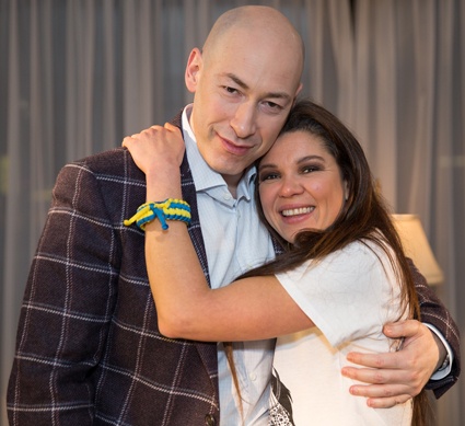 С Дмитрием Гордоном. «Я себе хныкать и в депрессию впадать не разрешаю, и, ты знаешь, улыбку из себя не выдавливаю — она сама появляется»