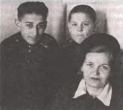 Сын Якова Джугашвили Евгений, сын Василия Сталина Александр Бурдонский и Ольга Голышева — жена Якова, мама Евгения, начало 50-х