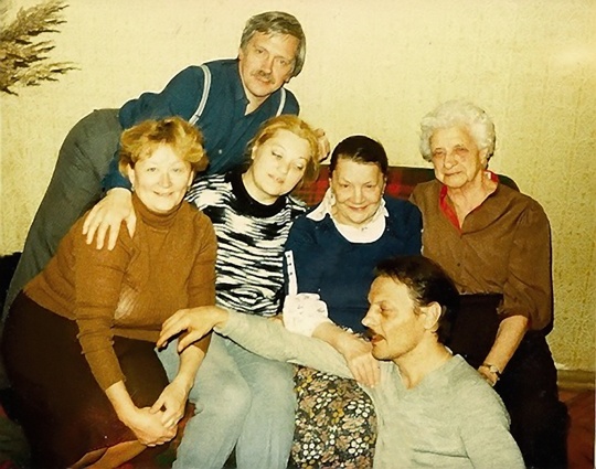 Александр Бурдонский (внизу) с матерью Галиной Александровной (вторая справа), начало 70-х. «Знаете, сколько людей приходит и звонит, которые на самом деле никакие не родственники? Даже человек нашелся, утверждавший, что он сын моей мамы и якобы после того родился, как она от отца ушла, — этот «братец» по телевизору фильм о ней увидел и, видимо, ею пленился»