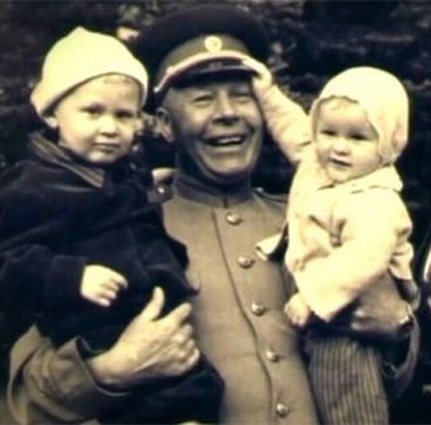 В отличие от Маршала Советского Союза Тимошенко Сталин своими внуками не интересовался. Дети Василия Сталина от брака с Екатериной Тимошенко Василий и Светлана