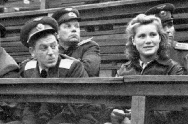 Василию Сталину всегда нравились женщины, похожие на первую жену. Командующий ВВС Василий Сталин на трибуне тульского велотрека с чемпионкой СССР Марией Максимовой