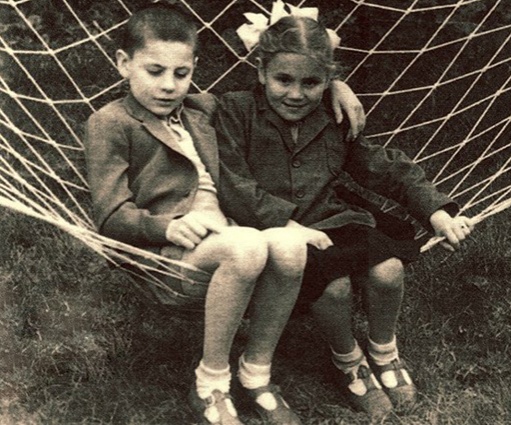 Когда родители Александра и Надежды расстались, дети остались с отцом. «Он нас не отдал. Мама восемь лет нас с сестрой не видела — восемь лет!»