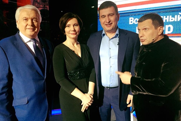 «Как только я появляюсь в эфире, рейтинги растут». На съемках программы «Поединок» на телеканале «Россия-1»: бывший народный депутат Украины, сбежавший из страны после Майдана, Владимир Олейник, Елена Бондаренко, Игорь Марков — украинский предприниматель, бывший нардеп и член «Комитета спасения Украины», который в августе 2015 года представил в Москве экс-премьер-министр Украины Николай Азаров, и телеведущий Владимир Соловьев
