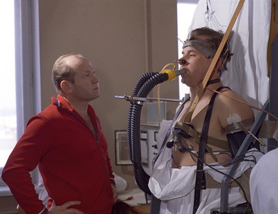 Алексей Леонов наблюдает за медицинскими испытаниями Валерия Кубасова на велоэргометре