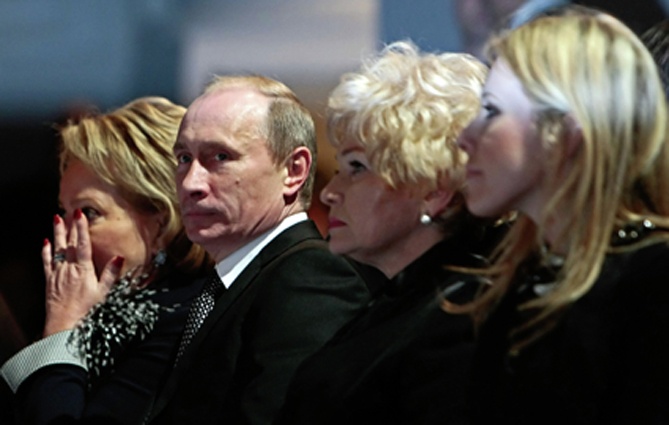 Губернатор Санкт-Петербурга Валентина Матвиенко, Владимир Путин, Людмила Нарусова и Ксения Собчак на вечере памяти Анатолия Собчака, 2010 год
