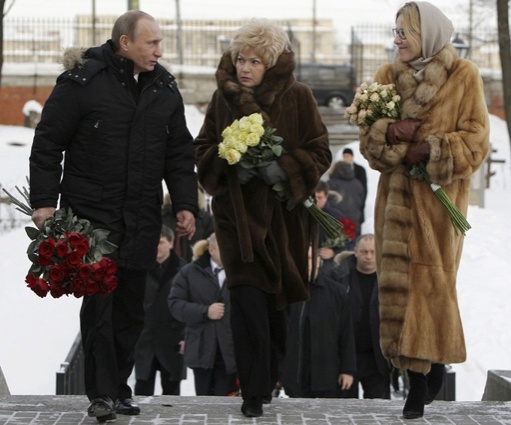 Владимир Путин, Людмила Нарусова и Ксения Собчак на Никольском кладбище Александро-Невской лавры. 10-я годовщина смерти Анатолия Собчака, 19 февраля 2010 года