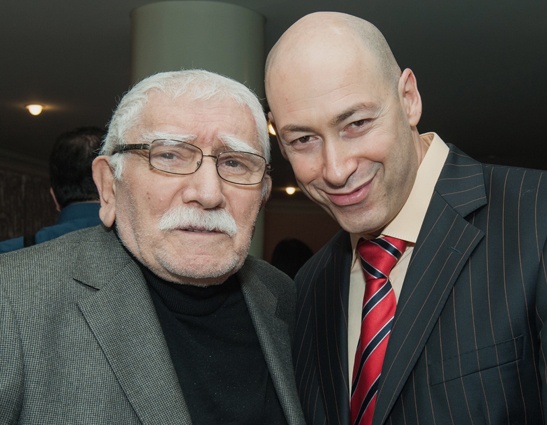 С Дмитрием Гордоном. «Я думаю, любовь — самое большое богатство, поэтому в душе злобу, ненависть копить не стоит. Да, если твой народ обидели, помнить надо, но... Все равно надо любить!» Фото Феликса РОЗЕНШТЕЙНА