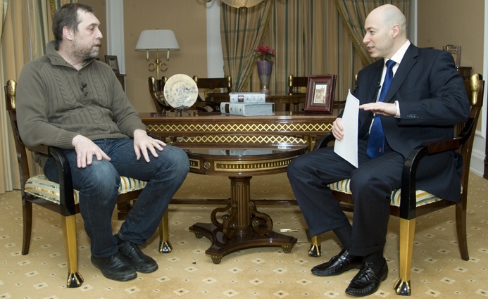 С Дмитрием Гордоном. «Сходство с отцом и знаменитая фамилия больше все-таки помогают или мешают?». — «И то, и другое, а вообще, в жизни в равновесии все находится»