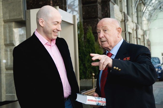 С Дмитрием Гордоном. «В космос еще раз слетать вам не хочется?». — «Ну зачем же? 81 год — цифра внушительная, а вот научить, как летать, могу»