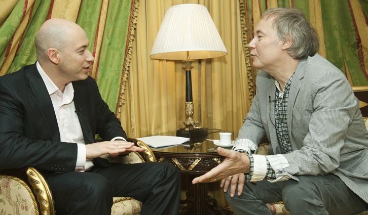 С Дмитрием Гордоном. «Когда-то сам за водкой для других актеров бегал, потом за валидолом, затем за валокордином, и вот выслужился и преисполненным величия айсбергом себя ощущаешь...»