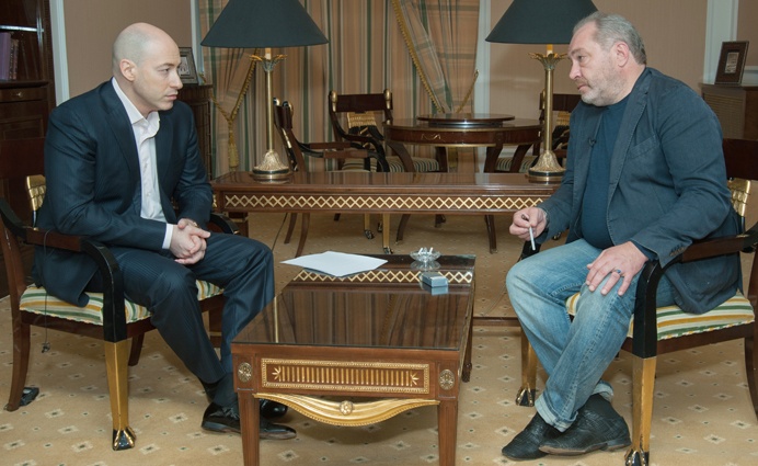 С Дмитрием Гордоном. «Вы часто о ней сегодня вспоминаете?». — «Клянусь: ежесекундно! Просто она все время рядом — всегда, каждый день!»