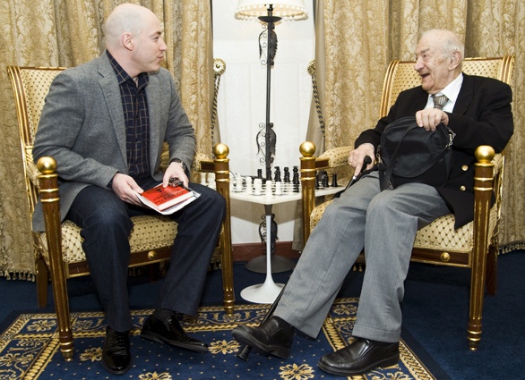 С Дмитрием Гордоном. «И вот сидят они: один — герой народа, что пьет кефир в критический момент, другой — злодей без имени и рода с презрительною кличкой Претендент». — «Я только собирался вам это исполнить — вы меня опередили...»