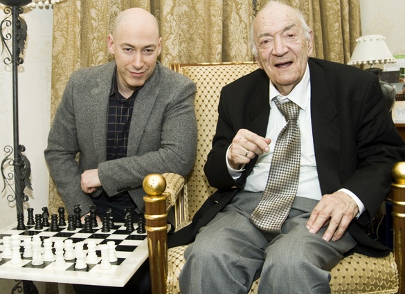 С Дмитрием Гордоном. «Из СССР я бежал — и этого не скрываю, — чтобы свою шахматную жизнь продолжить. Она кончилась, да и страны той, откуда я родом, нет...»