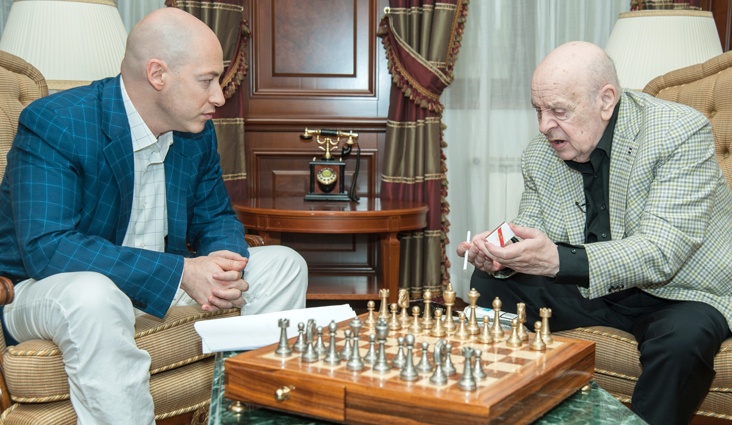 С Дмитрием Гордоном. «Дима, я так скажу: нельзя без конца в чувстве обиды, как в луже какой-то, жить, иначе себя разъешь. Я, если бы ко многому относился без юмора, должен был бы давно умереть, но невозможно все время только страдать»