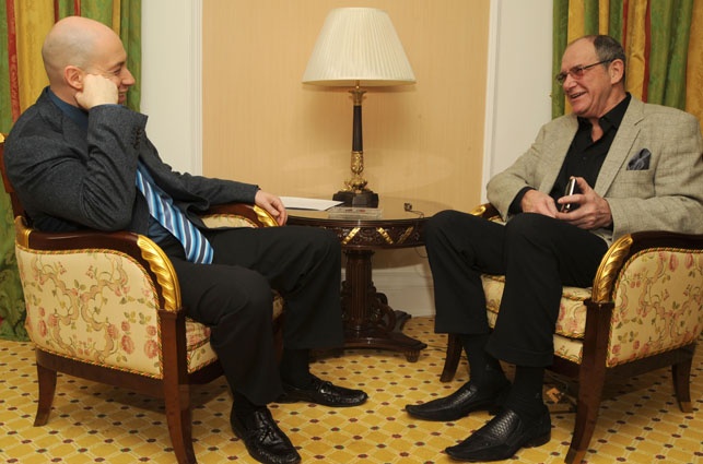 С Дмитрием Гордоном. «Эммануил в переводе — «с нами Бог». Выбор для моих родителей странный, потому что папа всю жизнь коммунистом был, семья атеистически настроенная и никакого отношения к церкви не имела...»