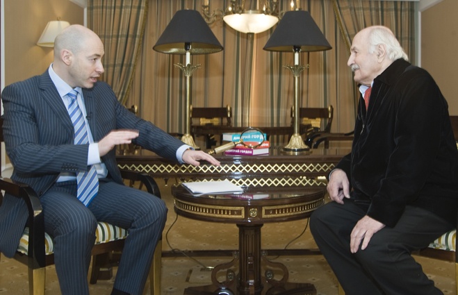 С Дмитрием Гордоном. «Свою коронную роль Альдемаро из «Учителя танцев» вы сыграли тысячу раз!» — «Даже больше...»