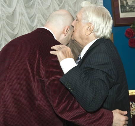 С Дмитрием Гордоном. «Я не обвиняю, но констатирую: о блокаде никто правду не написал. Либо твердили, что народ был несгибаем, что ленинградцы в победу верили, в партию, Сталина, либо, что а-а-а! — ели трупы. Все не так, но передать это — все равно что словами описать Седьмую (Ленинградскую) симфонию Шостаковича»