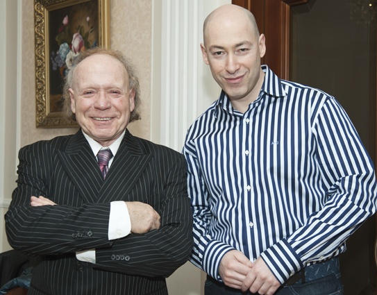 С Дмитрием Гордоном. «Знаете, я все время закончить хочу. Ну, как Пугачева... Да вот не удается»