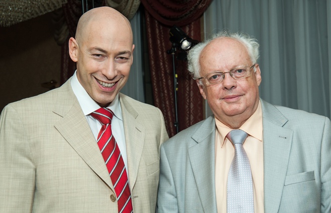 С Дмитрием Гордоном. «Одна мечта, о независимости, сбылась — это уже хорошо. Конечно, улучшения хотелось бы, и, думаю, со временем оно наступит»