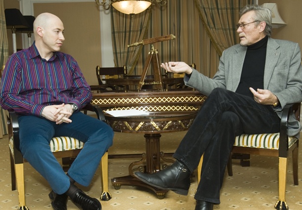 С Дмитрием Гордоном. «Высший принцип актерского мастерства: отдав — приобретешь, взяв — потеряешь. Когда щедро отдаешь, больше получаешь» Фото Феликса РОЗЕНШТЕЙНА