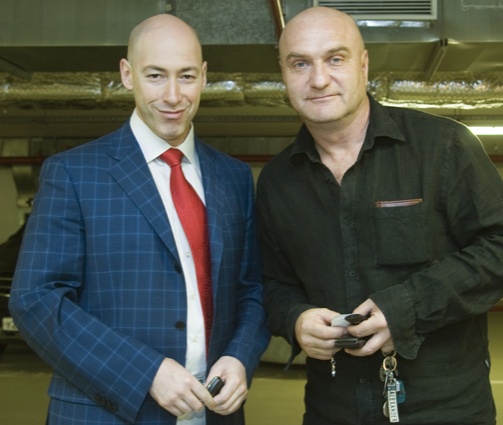 С Дмитрием Гордоном. «Я — по своим личным качествам — в центре внимания быть не люблю, теряюсь, когда много людей, когда в большой коллектив попадаю. Потребности такой — всех заводить — у меня нет» Фото Феликса РОЗЕНШТЕЙНА