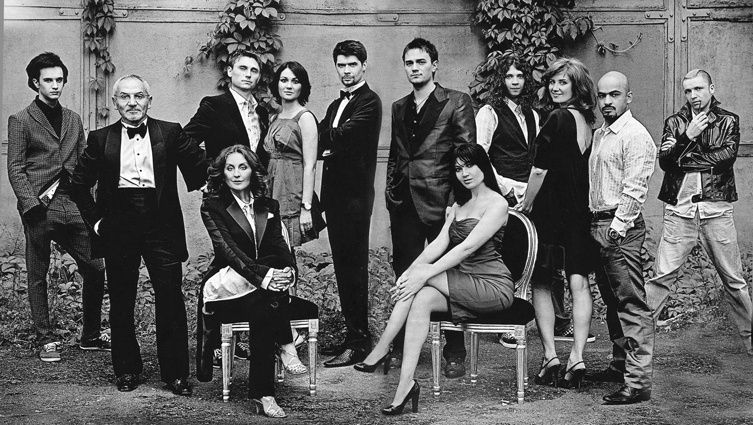 Команда Савика Шустера образца 2009 года. Редактор программы Георгий Тихий, Савик Шустер, продюсер Ольга Невская (сидит), главный режиссер Сергей Салма, главный стилист Илона Намазова, зам главного режиссера Андрей Широченков, редактор Владислав Майструк, редактор Алеся Бацман (сидит), помощник режиссера Федор Остраков, главный редактор Дарка Чепак, репортер и редактор Мустафа Найем, оператор Иван Кожевников