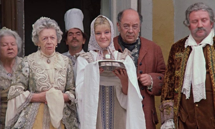 Леонид Броневой в комедии «Формула любви» оттенял своей печальной мудростью взбалмошность и страстность других героев. С Татьяной Пельтцер и Александрой Захаровой, 1984 год