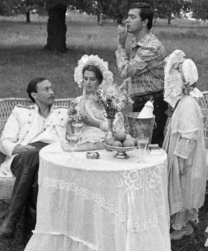 Ирина Алферова и Олег Янковский с режиссером Романом Балаяном на съемках фильма «Поцелуй» по мотивам чеховского рассказа, 1983 год