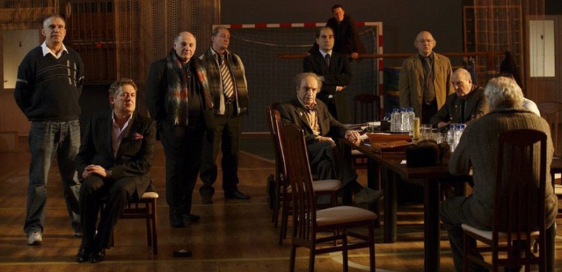 Фильм «12» был снят всего за пять недель. Всех актеров, исполнивших роли присяжных, режиссер взял без кинопроб