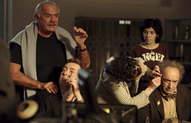 С Михалковым на съемках фильма «12», 2007 год. «Это фантастический режиссер-педагог, у которого методика грандиозная. Это метод Дурова — он к животным так относился, а поскольку артисты тоже животные, их нужно любить»