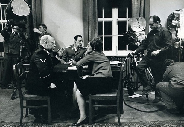 Режиссер Татьяна Лиознова с Леонидом Броневым, Михаилом Жарковским (Эрнст Кальтенбруннер) и другими на съемках фильма «Семнадцать мгновений весны», 1972 год