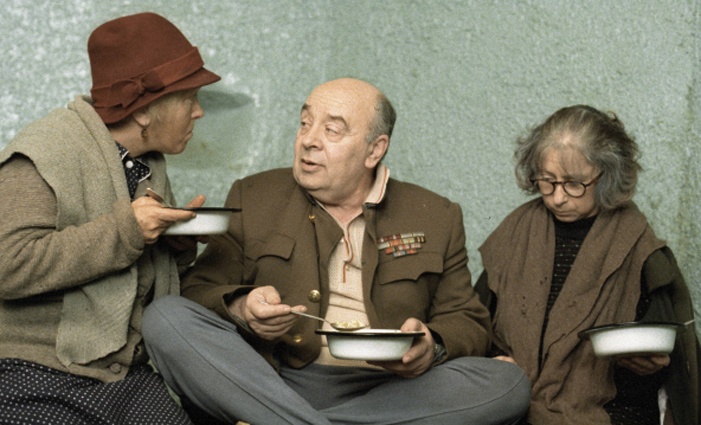 Ольга Волкова, Леонид Броневой и Лия Ахеджакова в картине Эльдара Рязанова «Небеса обетованные», 1991 год. «Бакурин Семен Ефремович, полковник в отставке, участник русско-японской войны». — «Цусиму просрал!»