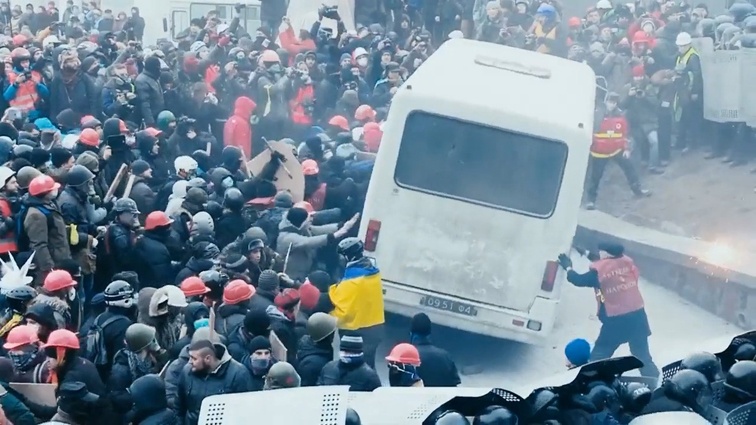 «Я хотел показать истории именно простых майдановцев, которые, несмотря на холод, жуткие избиения, пули и расстрелы, все равно 93 дня не уходили с площади»