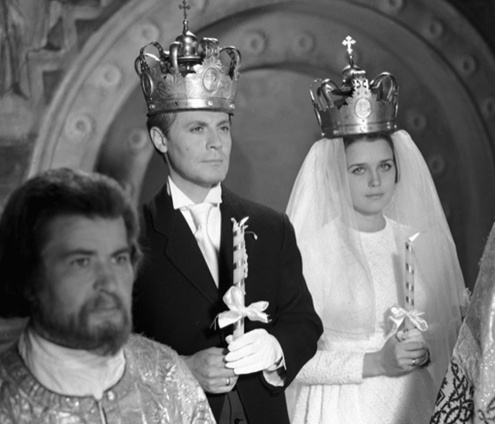 В роли Дарьи Булавиной с Юрием Соломиным в телесериале по одноименному роману-эпопее Алексея Толстого «Хождение по мукам», 1977 год