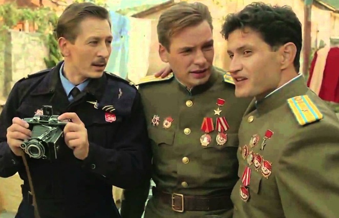 В исторической драме «Хайтарма», посвященной депортации крымско-татарского народа, Ахтем Сеитаблаев выступил режиссером и сыграл главную роль Султана Амет-Хана, летчика-истребителя (справа)