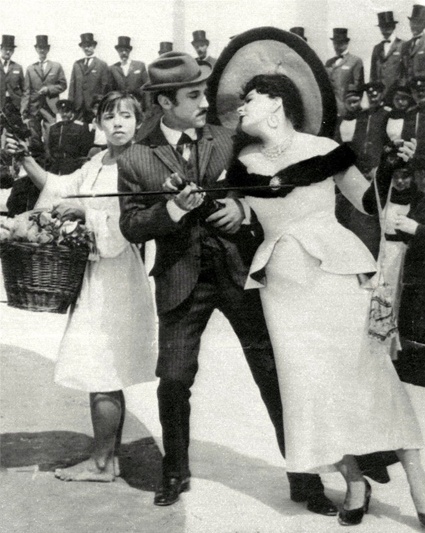 Гелена Ивлиева (цветочница), Владимир Высоцкий (Бродский, он же Мишель Воронов) и Ольга Аросева (мадам Ксидиас) в культовом фильме Геннадия Полоки «Интервенция», 1968 год