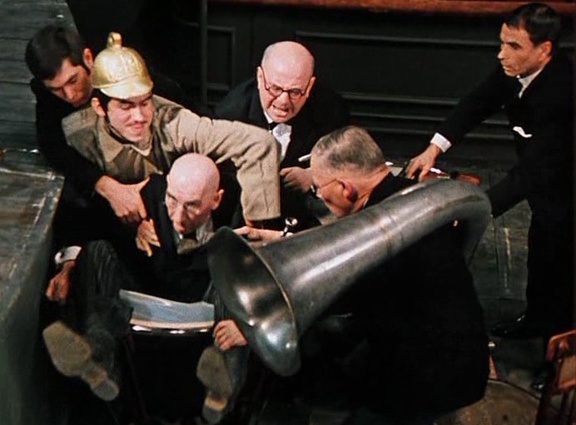 С Сергеем Филипповым и другими в комедии Леонида Гайдая по одноименному роману Ильи Ильфа и Евгения Петрова «12 стульев», 1971 год