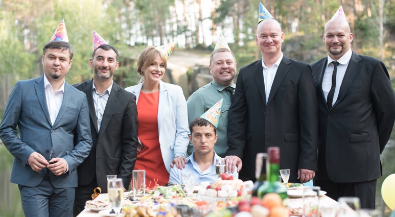 Владимир Зеленский, Юрий Крапов, Мика Фаталов, Елена Кравец, Александр Пикалов, Евгений Кошевой и Георгий Поволоцкий в сериале Алексея Кирющенко «Слуга народа», первый сезон которого вышел в 2015 году и где Зеленский сыграл президента Украины Василия Голобородько 