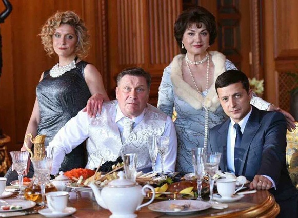 Президент Украины бывший школьный учитель истории Василий Голобородько и его семья – отец, сестра и мать (Владимир Зеленский, Виктор Сарайкин, Екатерина Кистень и Наталья Сумская), «Слуга народа»