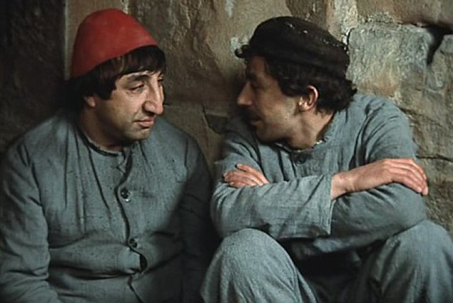 Фрунзик Мкртчян и Вахтанг Кикабидзе, «Не горюй!». «А хочешь конфетку дам?». — «Конечно». — «Нету...»