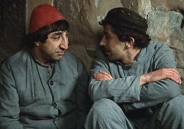 Фрунзик Мкртчян и Вахтанг Кикабидзе, «Не горюй!». «А хочешь конфетку дам?». — «Конечно». — «Нету...»