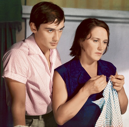 С сыном Владимиром Тихоновым Нонна Мордюкова сыграла в картине «Русское поле» (1971 год) мать и сына, который по сюжету погибает. Роковым образом этот сюжетный зигзаг повторился в их жизни