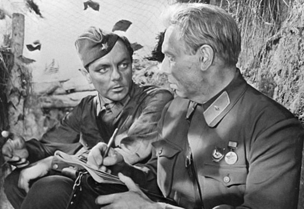 В роли старшего политрука Ивана Синцова с Анатолием Папановым в экранизации романа Константина Симонова «Живые и мертвые», 1964 год