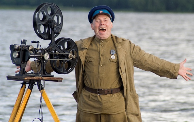 Контуженый солдат Никанор Васильевич Калинкин в картине Виталия Мельникова «Агитбригада «Бей врага!», 2007 год